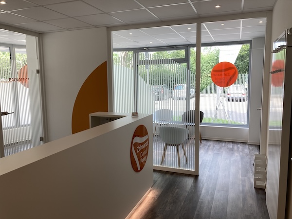 Freundlicher Empfangsbereich der Zahnarztpraxis Pauly